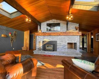 Huge Sandy Beach! Amazing Privacy! Huge Property! - Gilmour - Sala de estar