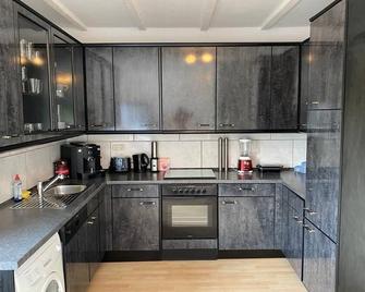 Chic child-friendly apartment with balcony, barbecue PlayStation in Cologne Pulheim - Pulheim - Küche