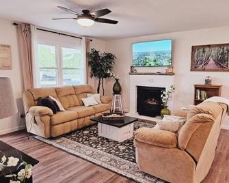 King Suite: 3 Bedrooms, 2 Baths, Jacuzzi, on a Nigerian Dwarf Goat Petting Farm! - 크로스빌 - 거실