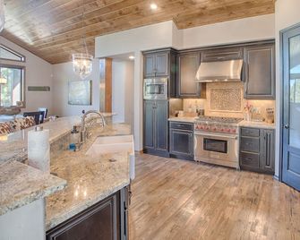 New! High End Cabin - Stellar reviews! Pet friendly- Oversized private deck. - Show Low - Küche