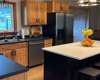 Boulder Lake Cottage - Duluth - Kitchen