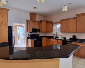 3-bedroom house in amazing Anthony, TX close proximity to Grace Gardens. - Anthony - Cocina