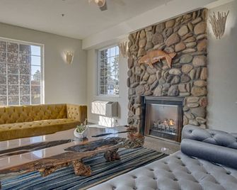 The Ashley Inn & Suites - Lincoln City - Living room