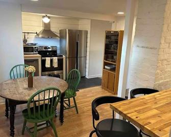 Kingston 3 Bedroom 1 Bath Near the Rondout - Kingston - Dining room