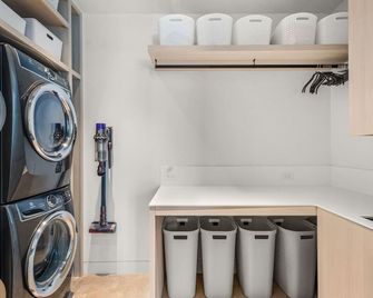 Contemporary Brush Creek Masterpiece - Aspen - Laundry facility