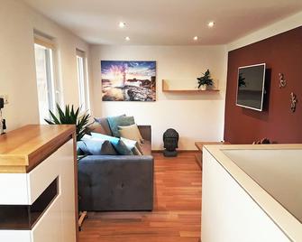 Green, quiet, modern and cozy furnished maisonette apartment with patio - Leipzig - Ruang tamu