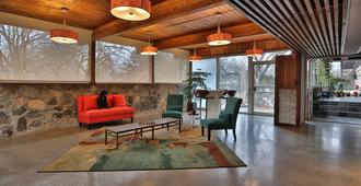 Stone Chalet Bed and Breakfast Inn and Event Center - Ann Arbor - Hall