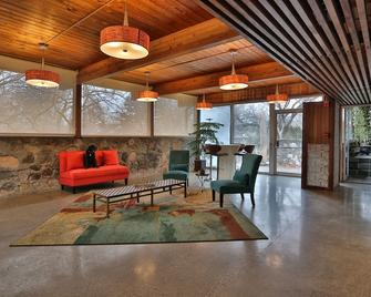 Stone Chalet Bed and Breakfast Inn and Event Center - Ann Arbor - Lobby