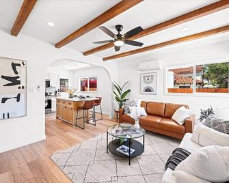 Cozy Home in heart of Old Town San Diego - サンディエゴ - リビングルーム