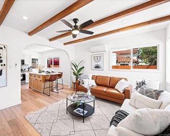 Cozy Home in heart of Old Town San Diego - San Diego - Living room