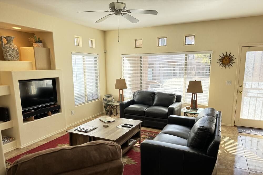 Relax in this Beautiful Oro Valley Condo - Right Next to the Pool! - Oro Valley - Obývací pokoj