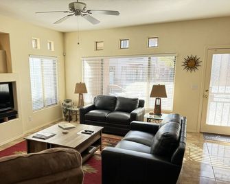 Relax in this Beautiful Oro Valley Condo - Right Next to the Pool! - Oro Valley - Obývací pokoj