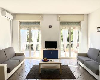 Apartment Tirreno - Tirrenia - Wohnzimmer