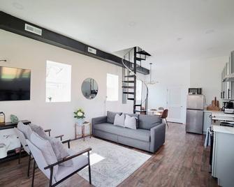 Amazing dog-friendly cottage. Walk 2 Harpers Ferry - Charles Town - Living room