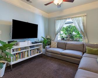 Beautiful 3 Bedroom In Hip yet Kid Friendly Neighborhood - San Francisco - Living room