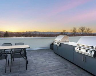 Modern Flat w/ Mtn Views & Private Balcony! - Denver - Balcone