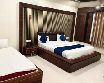 Hotel Sai Kripa Dewas - Dewas - Bedroom