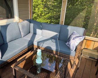 A Cozy, New, Tucked Away Cottage - Souris - Balcony