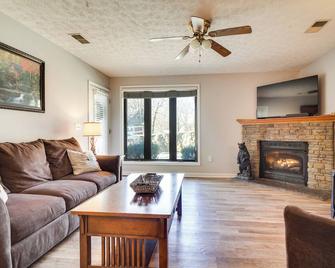 Secluded Sevierville Condo with Hot Tub and Mtn Views! - Sevierville - Living room