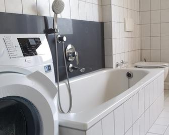 Lüneburg 0 meters? Welcome! Beautiful 95 sqm, 3 bedrooms, 1-6 pers., Large bathroom, garden - Heiligenthal - Baño