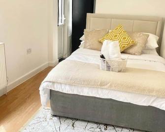 Studio Flat With Private Patio in Stratford - London - Bedroom