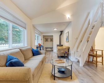 Cottage By The Bay by AvantStay 0.5mi to Beach - Freeland - Living room