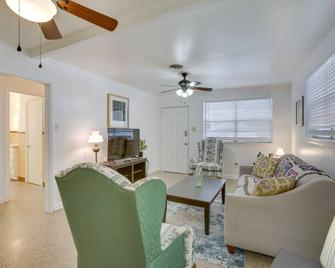 5 Mi to City Park: Charming Home Near Nola! - Metairie - Living room