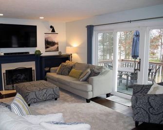 Stylish 4 Bedroom Home Minutes to Cvnp, Skiing & Twinsburg Attractions - Twinsburg - Living room
