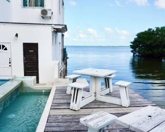 See Belize Relaxing Sea View Studio With Infinity Pool & Overwater Deck - Belize City - Pool