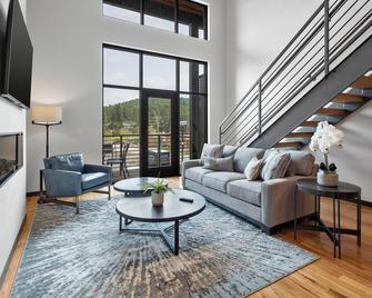 Mcgregor & Main - Luxury Lofts - Hill City - Living room