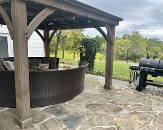 Silo Valley Farm, 50 acres, Fishing, Boating & Golf Cart - Warrenton - Patio