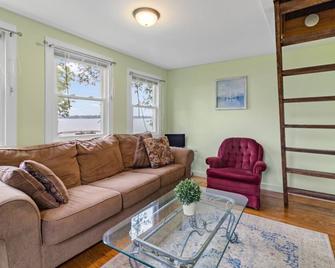 2 Br Cabin - Waterfront Location On St. Lawrence River - Ogdensburg - Living room