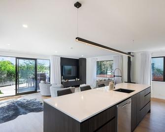 The Coastal Nest - Waitarere Beach Holiday Home - Levin - Eetruimte
