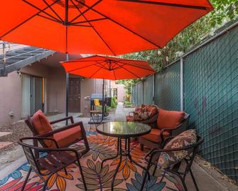Longer Stays for Travelers- Apt Blocks from Hospital, Downtown - Visalia - Patio