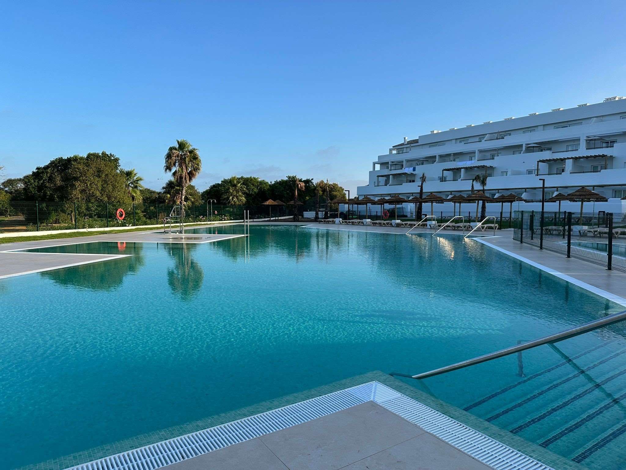 بونتا كاندور سويتس - قادس - حوض السباحة