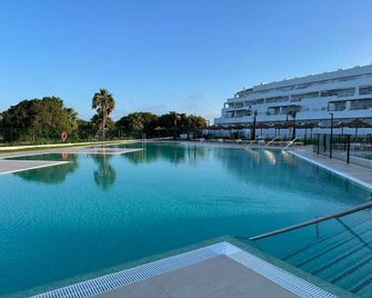 بونتا كاندور سويتس - قادس - حوض السباحة