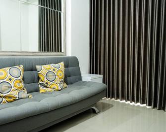 Cozy 2BR at Signature Park Grande Apartment By Travelio - Τζακάρτα - Σαλόνι