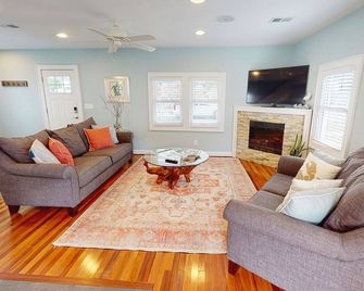 Wonderfully Updated and Renovated in the Historic District. 2-3 Night Min Stay - Cape Charles - Huiskamer