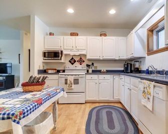 Homespun Cozy Guest Cottage in the Woods with Lovely Pastoral Views - Millboro - Kitchen