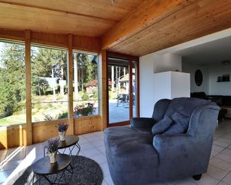 Fewo 'Alpenliebe' im Haus Fritz, 3 Schlafzimmer, E-Auto-Ladestation, Eisenbach, Titisee - Bubenbach - Sala de estar