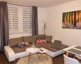 Ferienwohnung Goethe, 2 Schlafzimmer, Nähe Zentrum & Uni, ruhig, free Wifi, kostenloses Parken, Erdgeschoss - Jena - Living room