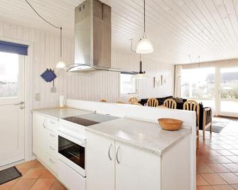 Peaceful Holiday Home in Harboøre With Whirlpool - Harboøre - Cocina