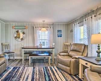 Walk to Swift's Beach! Classic Cottage w/ Deck - Wareham - Sala de estar