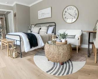 Private Entry Elegant Quiet Safe Cozy Studio Suite - Pleasant Hill - Bedroom