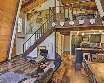 Chester Cabin w/ Deck - Walk to Lake + Golfing! - Chester - Sala de estar