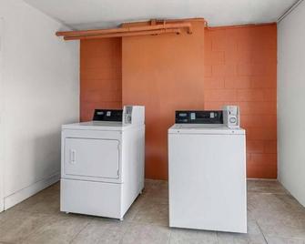 Convenient Room Right in I-22 | 3 Family Ready Stays w/ Free Breakfast - Hamilton - Wasserette
