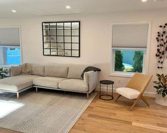 Family-Friendly 4BR Home by Pine Point Beach - Scarborough - Living room