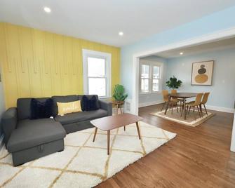 The Roosevelt 2, Stylish, Safe, Parking, near mall, quiet location sleep 6 - Manchester - Living room