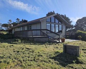 A beautiful ocean view property in a gated community on the Pacific Coast. - Albion - Building