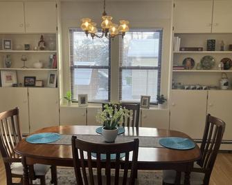 Downtown Hibbing, 3 bd, 2 ba. home - Hibbing - Dining room